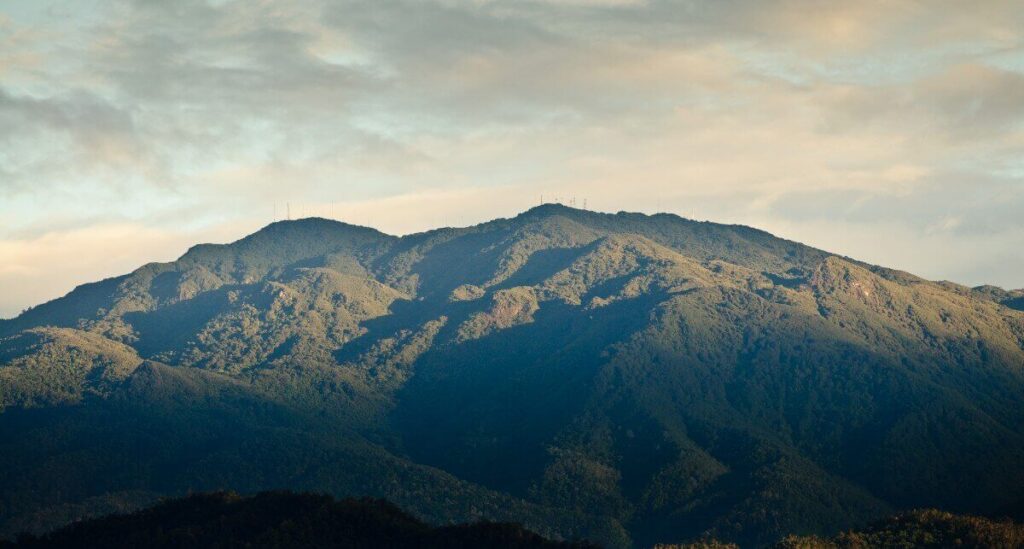 Montagnes du Cerro de la Muerte au Costa Rica au coucher du soleil