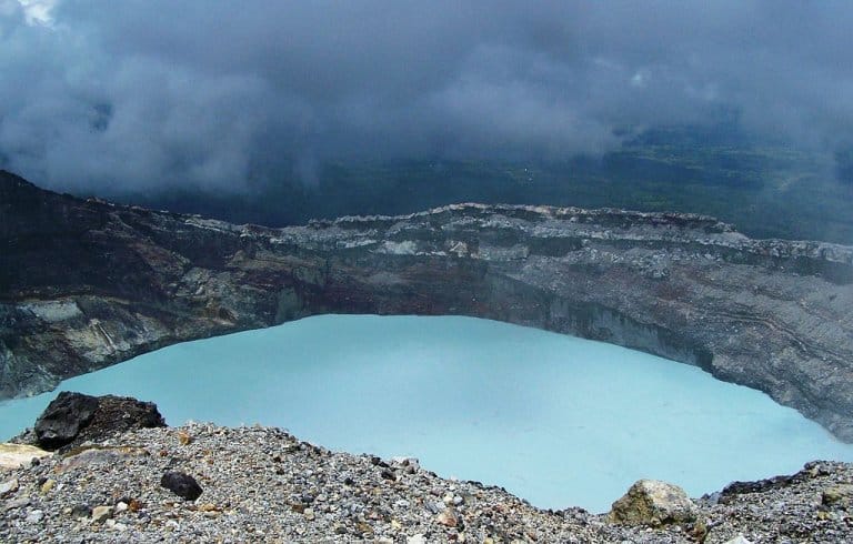 Cráter_del_volcán_Rincón_de_la_Vieja
