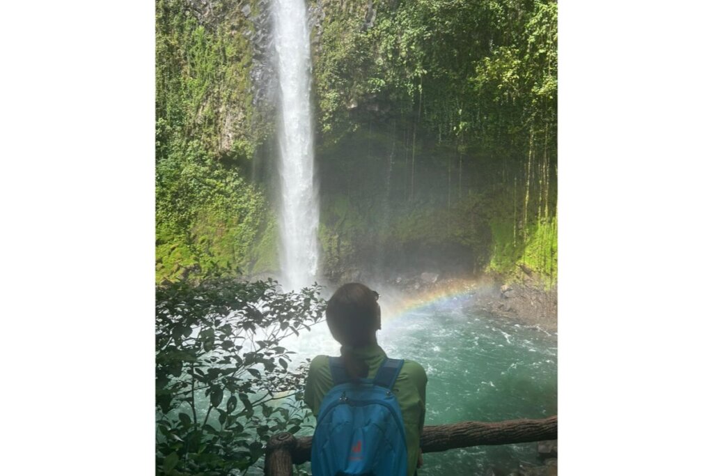 Persona contemplando una cascada en la selva