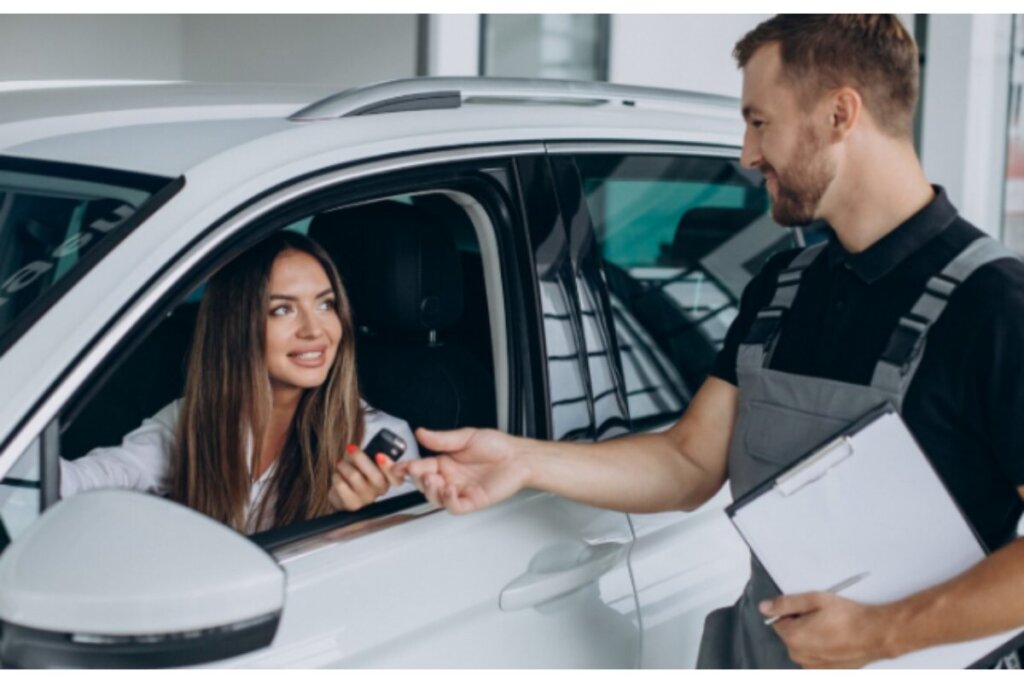 Cliente recibiendo auto con asistencia personalizada