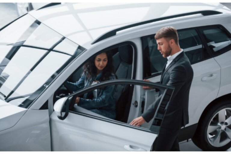 Ejecutivo entregando auto a clienta