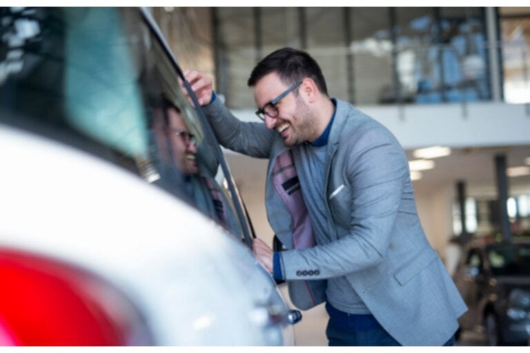 Técnico revisando auto en taller o concesionario