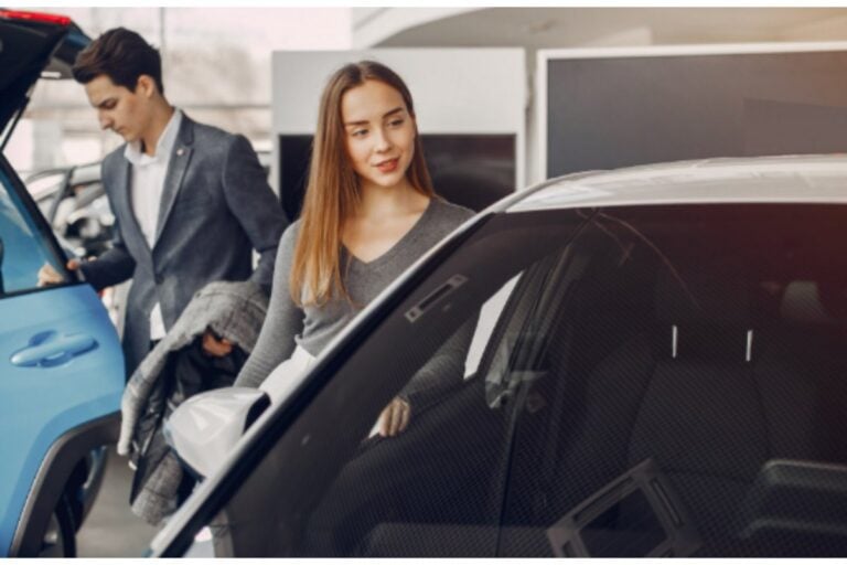 Pareja eligiendo vehículo en concesionario