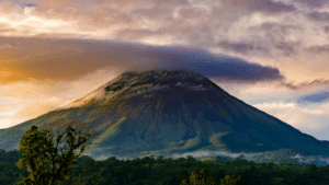 Volcan Arenal au Costa Rica, destination populaire pour les voyageurs en voiture