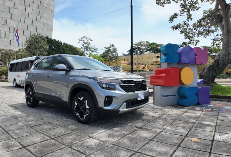 SUV de Adobe Rent a Car en el centro de San José, Costa Rica