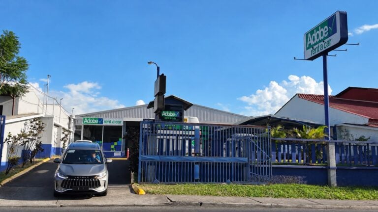 Oficina de Adobe Rent a Car en Alajuela, cerca del Aeropuerto Juan Santamaría