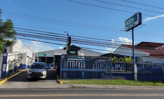 Oficina de Adobe Rent a Car en Alajuela, cerca del Aeropuerto Juan Santamaría